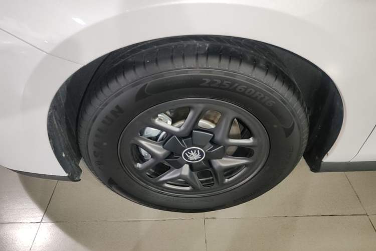 Used BYD Qin PLUS 2025 DM-i Smart Drive 55KM Leading Model Left Front Wheel Hub