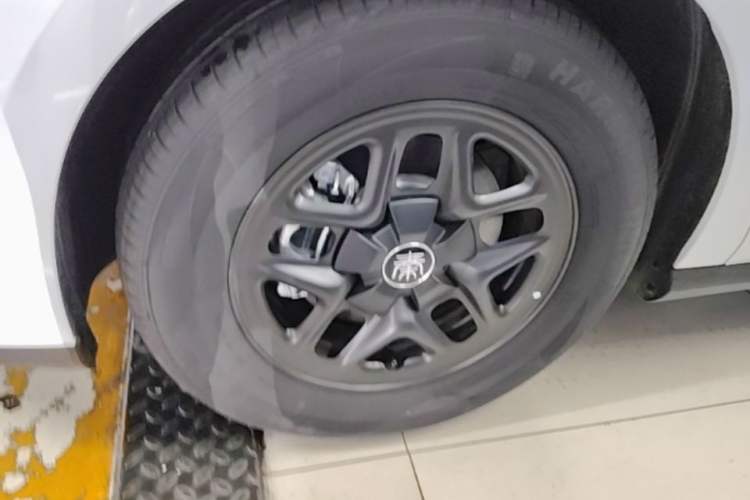 Used BYD Qin PLUS 2025 DM-i Smart Drive 55KM Leading Model Left Front Wheel Hub