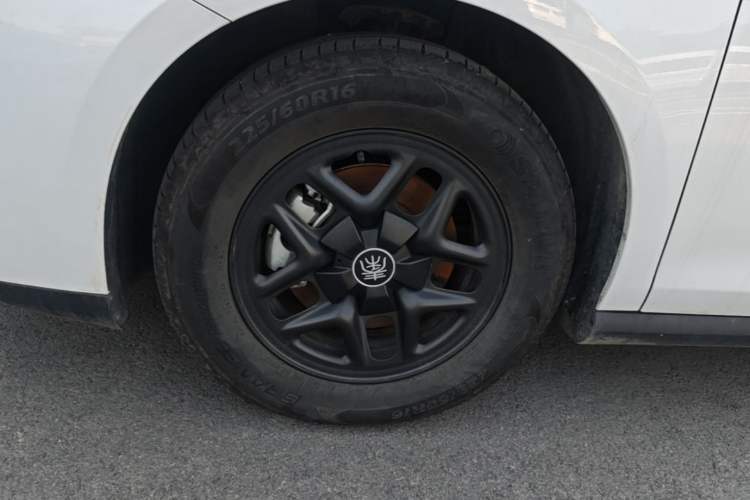 Used BYD Qin PLUS 2025 DM-i Smart Drive 55KM Leading Model Left Front Wheel Hub