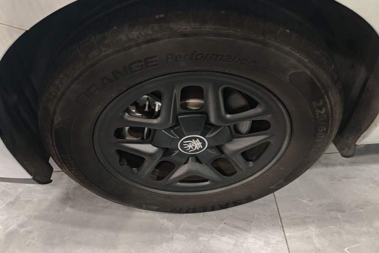 Used BYD Qin PLUS 2025 DM-i Smart Drive 55KM Leading Model Left Front Wheel Hub