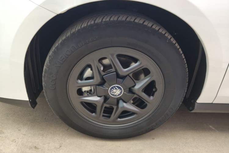 Used BYD Qin PLUS 2025 DM-i Smart Drive 55KM Leading Model Left Front Wheel Hub