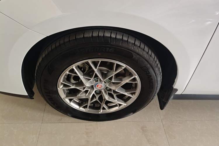 Used BYD Qin PLUS 2025 DM-i Smart Drive 55KM Leading Model Left Front Wheel Hub