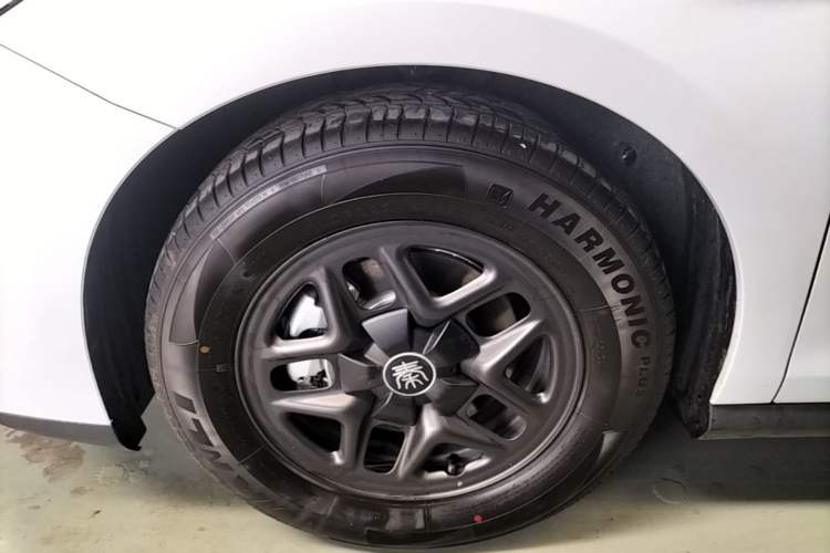 Used BYD Qin PLUS 2025 DM-i Smart Drive 55KM Leading Model Left Front Wheel Hub