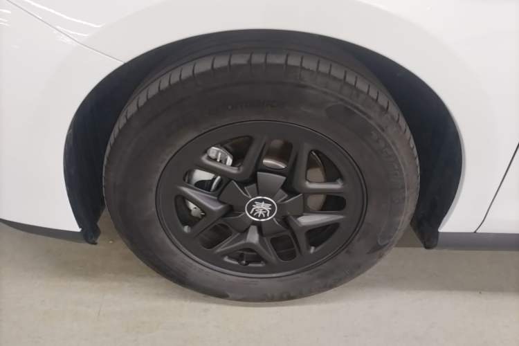 Used BYD Qin PLUS 2025 DM-i Smart Drive 55KM Leading Model Left Front Wheel Hub