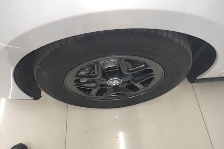 Used BYD Qin PLUS 2025 DM-i Smart Drive 55KM Leading Model Left Front Wheel Hub