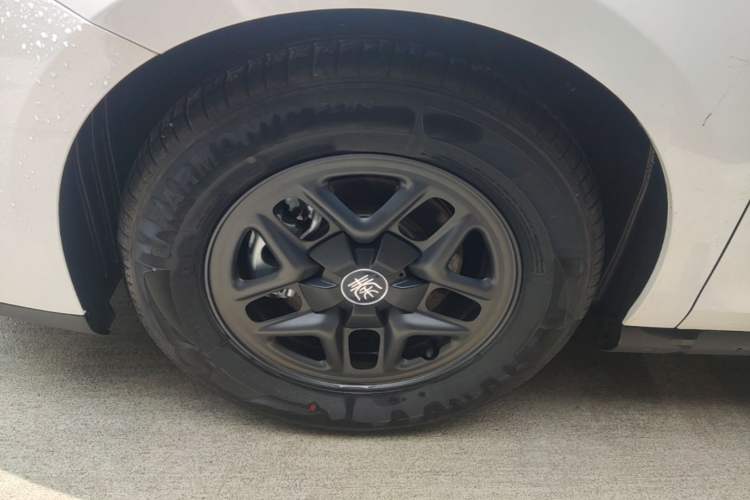 Used BYD Qin PLUS 2025 DM-i Smart Drive 55KM Leading Model Left Front Wheel Hub