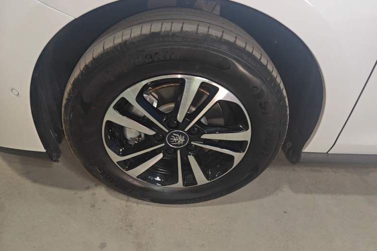 Used BYD Qin PLUS 2025 DM-i Smart Drive 120KM Superior Model Left Front Wheel Hub