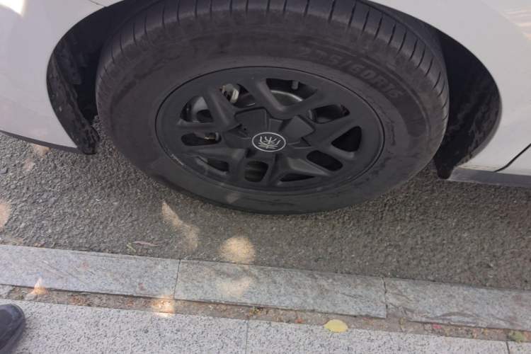 Used BYD Qin PLUS 2025 DM-i Smart Drive 55KM Leading Model Left Front Wheel Hub