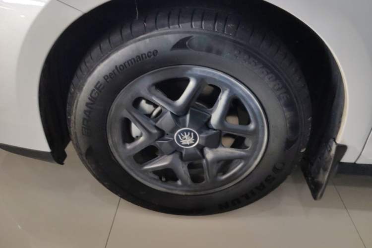 Used BYD Qin PLUS 2025 DM-i Smart Drive 55KM Leading Model Left Front Wheel Hub