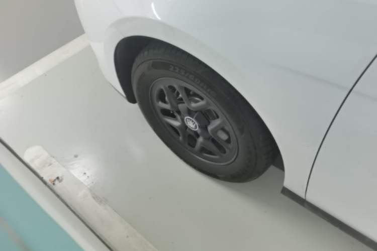 Used BYD Qin PLUS 2025 DM-i Smart Drive 55KM Leading Model Left Front Wheel Hub