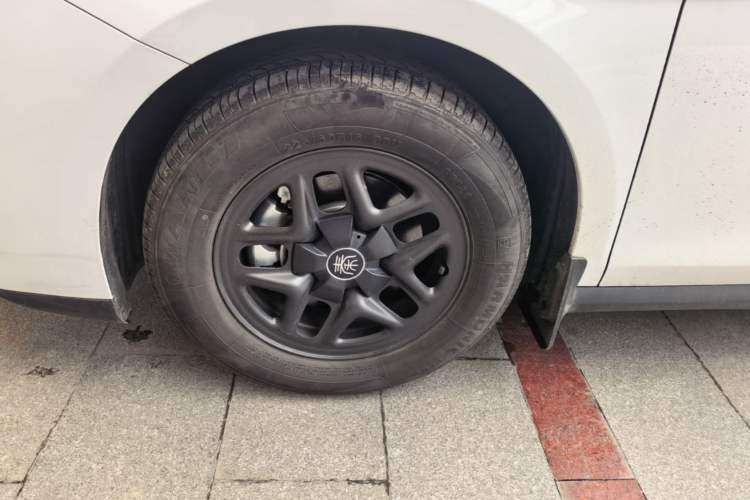 Used BYD Qin PLUS 2025 DM-i Smart Drive 55KM Leading Model Left Front Wheel Hub