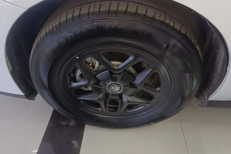 Used BYD Qin PLUS 2025 DM-i Smart Drive 55KM Leading Model Left Front Wheel Hub