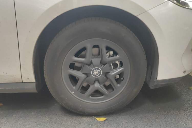 Used BYD Qin PLUS 2025 DM-i Smart Drive 55KM Leading Model Right Front Wheel Hub
