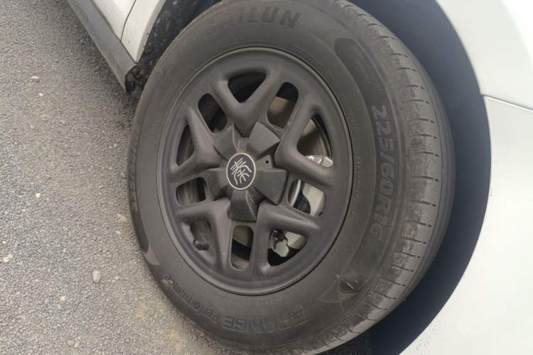 Used BYD Qin PLUS 2025 DM-i Smart Drive 55KM Leading Model Right Front Wheel Hub