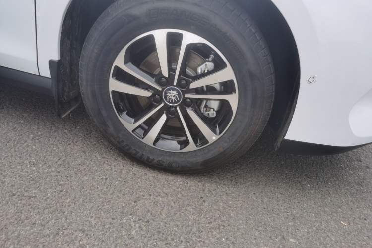 Used BYD Qin PLUS 2025 DM-i Smart Drive 120KM Superior Model Right Front Wheel Hub