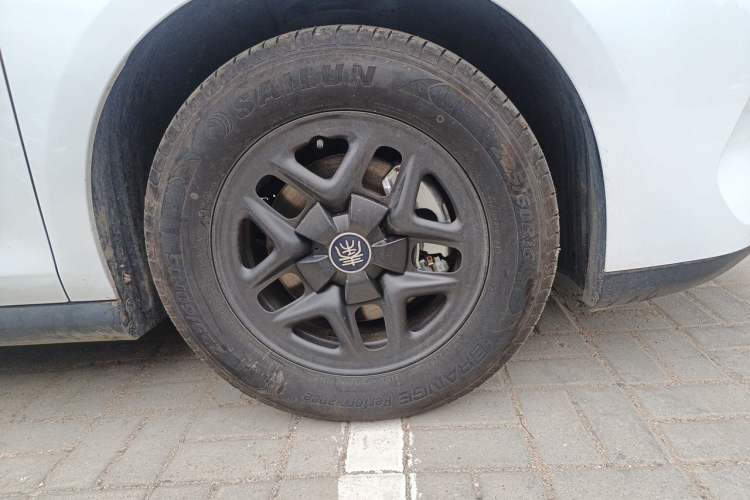 Used BYD Qin PLUS 2025 DM-i Smart Drive 55KM Leading Model Right Front Wheel Hub