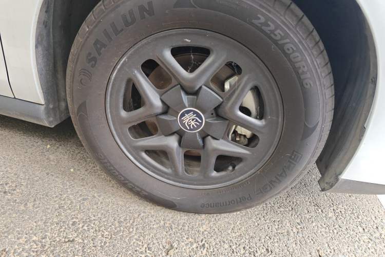 Used BYD Qin PLUS 2025 DM-i Smart Drive 55KM Leading Model Right Front Wheel Hub
