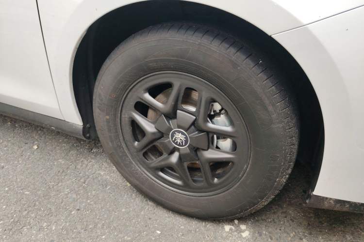Used BYD Qin PLUS 2025 DM-i Smart Drive 55KM Leading Model Right Front Wheel Hub