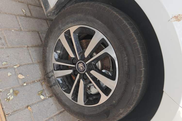 Used BYD Qin PLUS 2025 DM-i Smart Drive 120KM Superior Model Right Front Wheel Hub