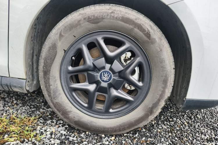 Used BYD Qin PLUS 2025 DM-i Smart Drive 55KM Leading Model Right Front Wheel Hub