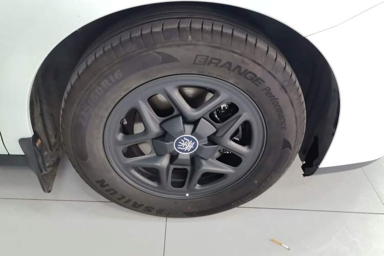 Used BYD Qin PLUS 2025 DM-i Smart Drive 55KM Leading Model Right Front Wheel Hub