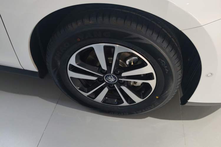 Used BYD Qin PLUS 2025 DM-i Smart Drive 120KM Superior Model Right Front Wheel Hub