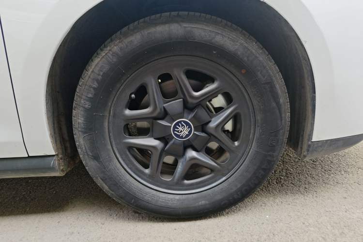 Used BYD Qin PLUS 2025 DM-i Smart Drive 55KM Leading Model Right Front Wheel Hub