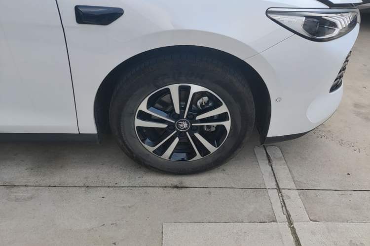 Used BYD Qin PLUS 2025 DM-i Smart Drive 120KM Superior Model Right Front Wheel Hub