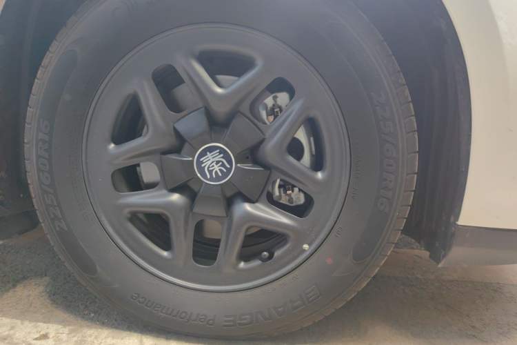 Used BYD Qin PLUS 2025 DM-i Smart Drive 55KM Leading Model Right Front Wheel Hub
