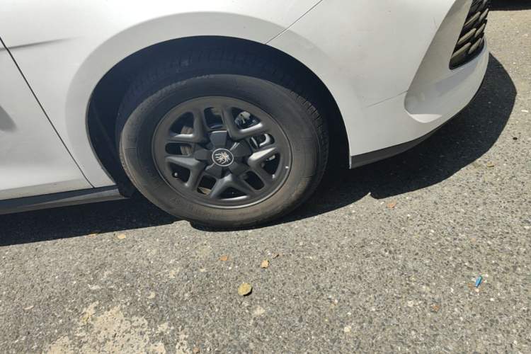 Used BYD Qin PLUS 2025 DM-i Smart Drive 55KM Leading Model Right Front Wheel Hub