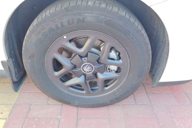 Used BYD Qin PLUS 2025 DM-i Smart Drive 55KM Leading Model Right Front Wheel Hub