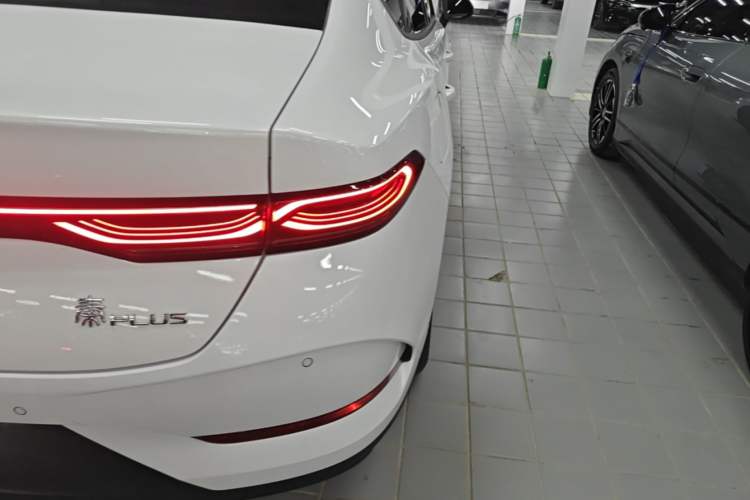Used BYD Qin PLUS 2025 DM-i Smart Drive 55KM Leading Model Right Rear Taillight