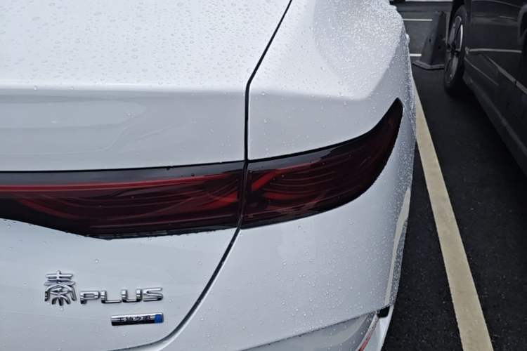 Used BYD Qin PLUS 2025 DM-i Smart Drive 120KM Superior Model Right Rear Taillight