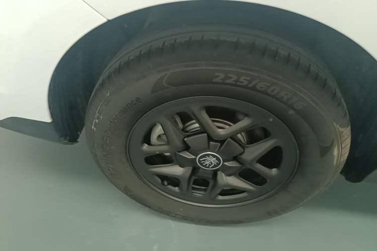 Used BYD Qin PLUS 2025 DM-i Smart Drive 55KM Leading Model Right Rear Wheel Hub