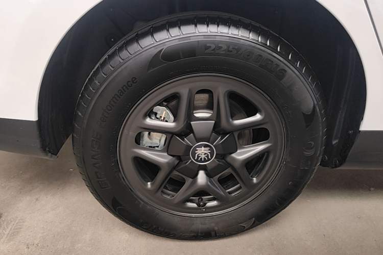 Used BYD Qin PLUS 2025 DM-i Smart Drive 55KM Leading Model Right Rear Wheel Hub