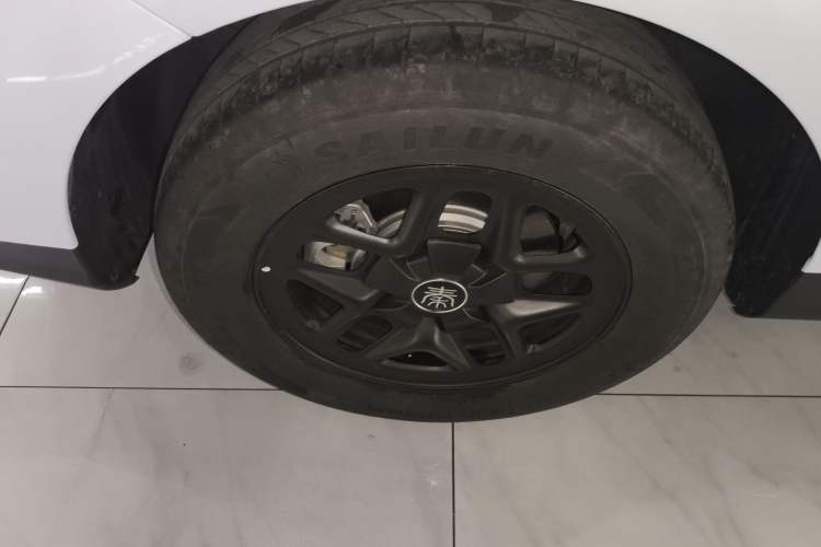 Used BYD Qin PLUS 2025 DM-i Smart Drive 55KM Leading Model Right Rear Wheel Hub