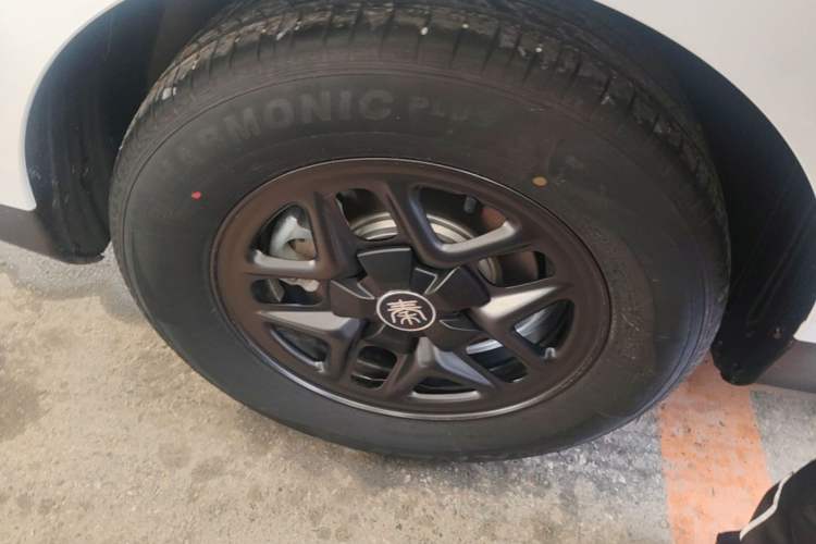 Used BYD Qin PLUS 2025 DM-i Smart Drive 55KM Leading Model Right Rear Wheel Hub