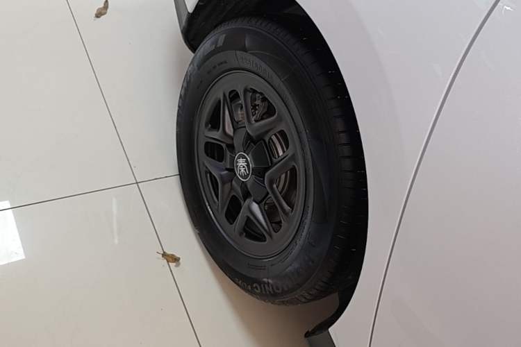 Used BYD Qin PLUS 2025 DM-i Smart Drive 55KM Leading Model Right Rear Wheel Hub