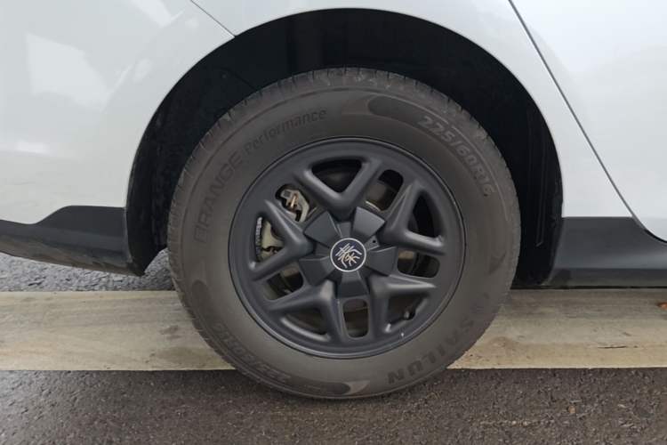 Used BYD Qin PLUS 2025 DM-i Smart Drive 55KM Leading Model Right Rear Wheel Hub