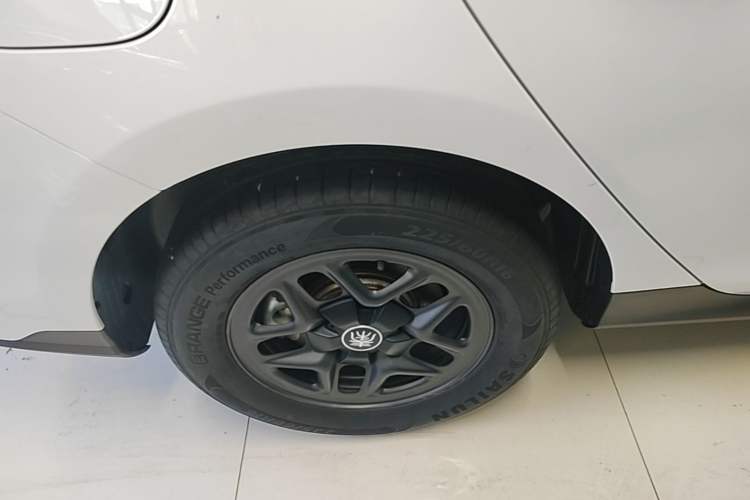 Used BYD Qin PLUS 2025 DM-i Smart Drive 55KM Leading Model Right Rear Wheel Hub