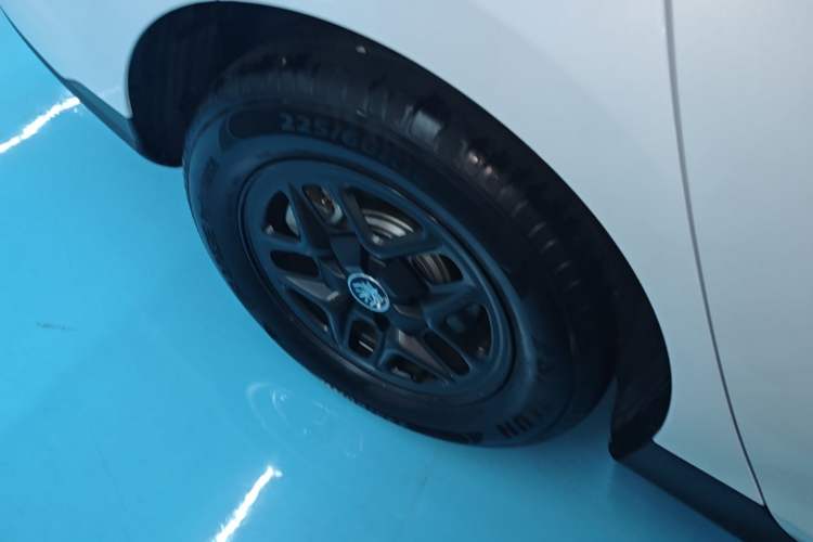 Used BYD Qin PLUS 2025 DM-i Smart Drive 55KM Leading Model Right Rear Wheel Hub