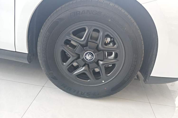 Used BYD Qin PLUS 2025 DM-i Smart Drive 55KM Leading Model Right Rear Wheel Hub