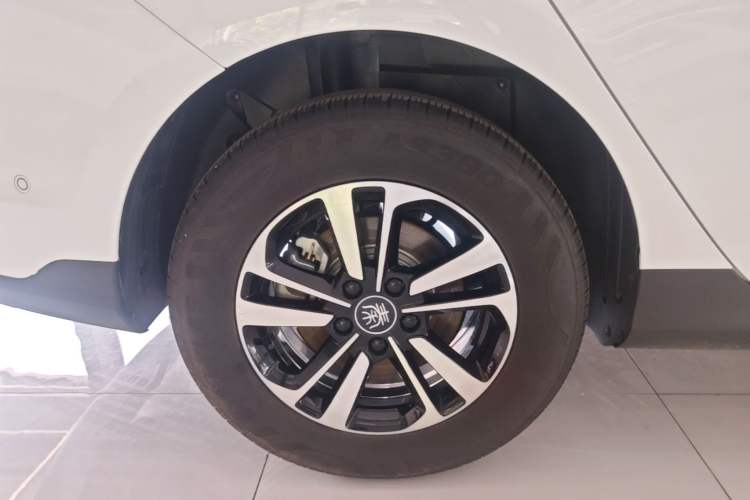 Used BYD Qin PLUS 2025 DM-i Smart Drive 120KM Superior Model Right Rear Wheel Hub