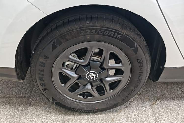 Used BYD Qin PLUS 2025 DM-i Smart Drive 55KM Leading Model Right Rear Wheel Hub