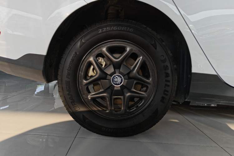 Used BYD Qin PLUS 2025 DM-i Smart Drive 55KM Leading Model Right Rear Wheel Hub