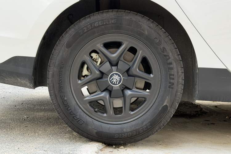 Used BYD Qin PLUS 2025 DM-i Smart Drive 55KM Leading Model Right Rear Wheel Hub