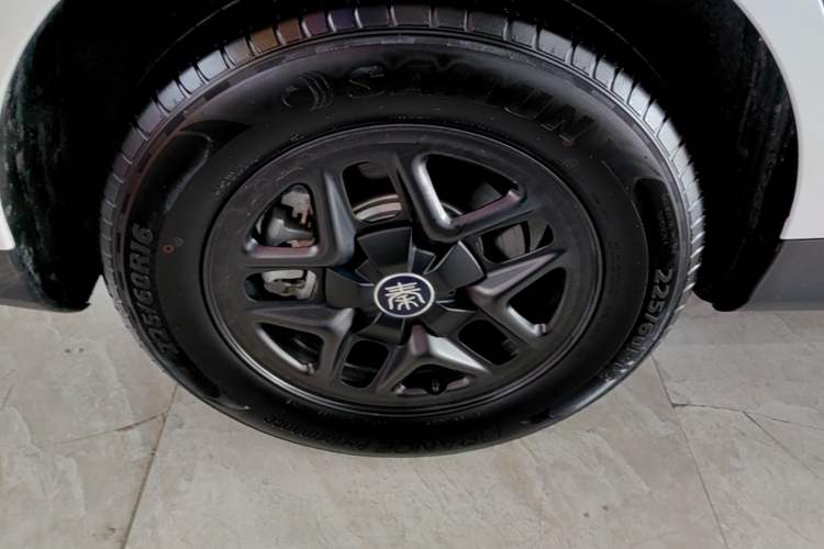 Used BYD Qin PLUS 2025 DM-i Smart Drive 55KM Leading Model Right Rear Wheel Hub