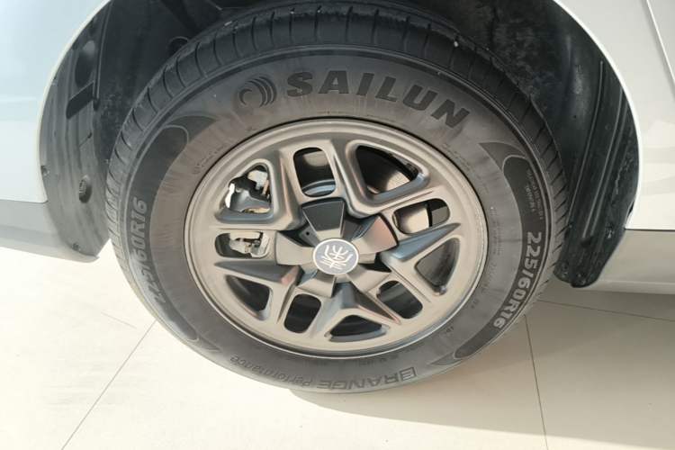 Used BYD Qin PLUS 2025 DM-i Smart Drive 55KM Leading Model Right Rear Wheel Hub