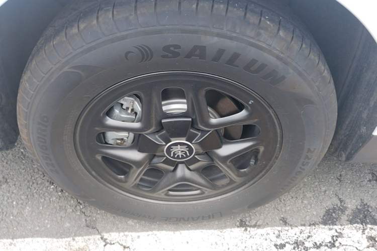 Used BYD Qin PLUS 2025 DM-i Smart Drive 55KM Leading Model Right Rear Wheel Hub