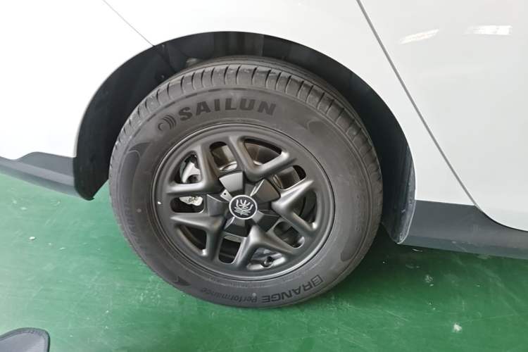 Used BYD Qin PLUS 2025 DM-i Smart Drive 55KM Leading Model Right Rear Wheel Hub